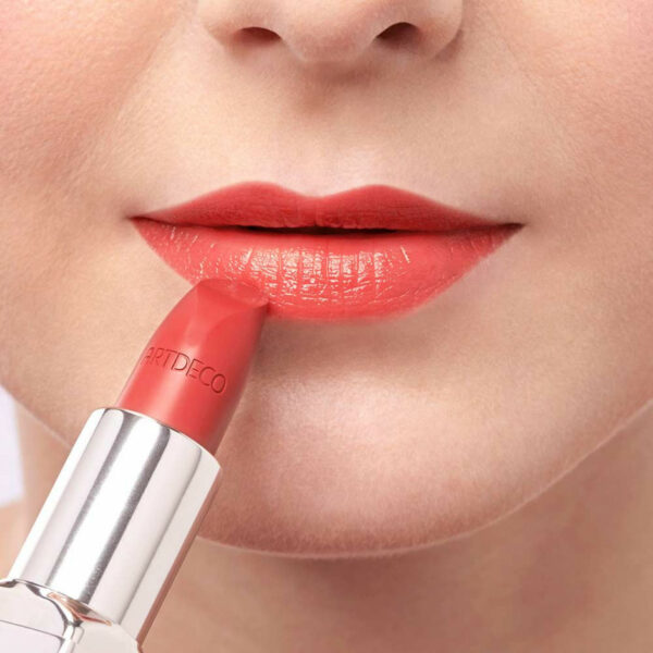 artdeco high performance lipstick pomperian red (model)