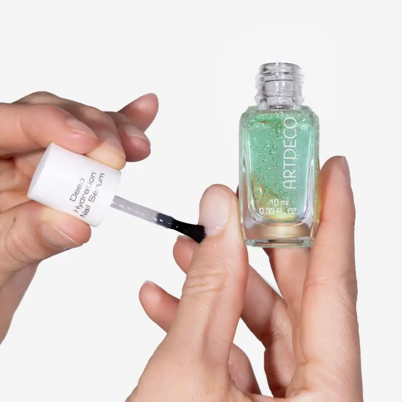 61759 ARTDECO Deep_Hydration_Nail_Serum_Application